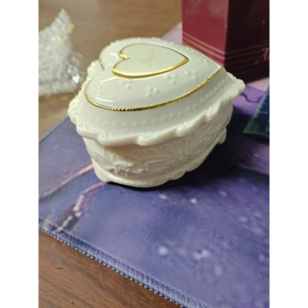 Ivory‎ Ceramic Gold Trim Covered Heart Shaped Trinket Jewelry Music Box 